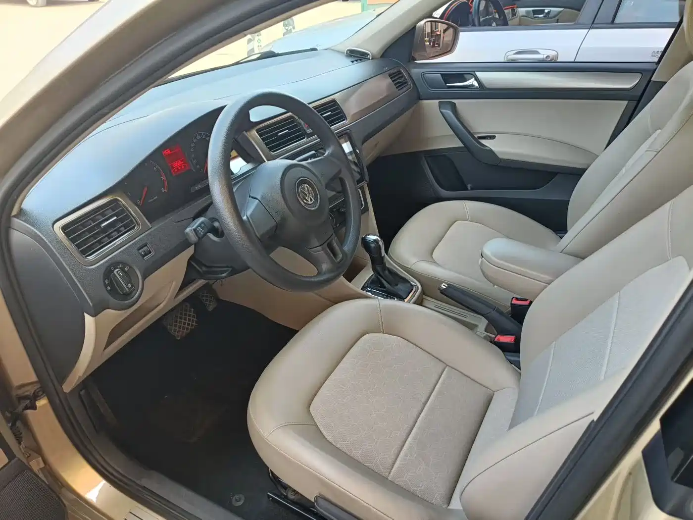 Volkswagen Santana 2015 1.6L Automatic Comfort Edition фото 7