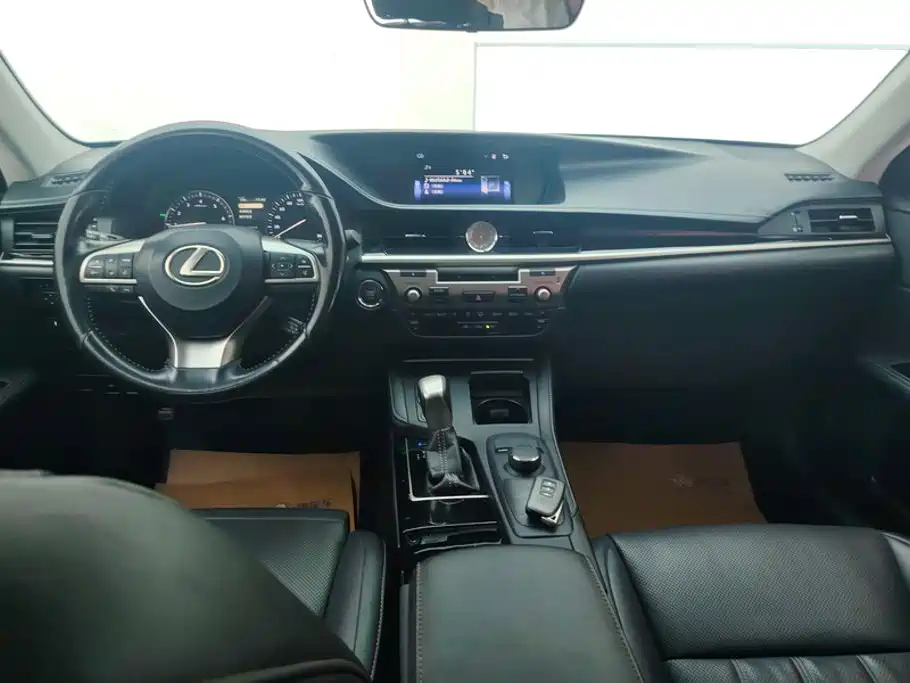 Фото 12 - Lexus ES