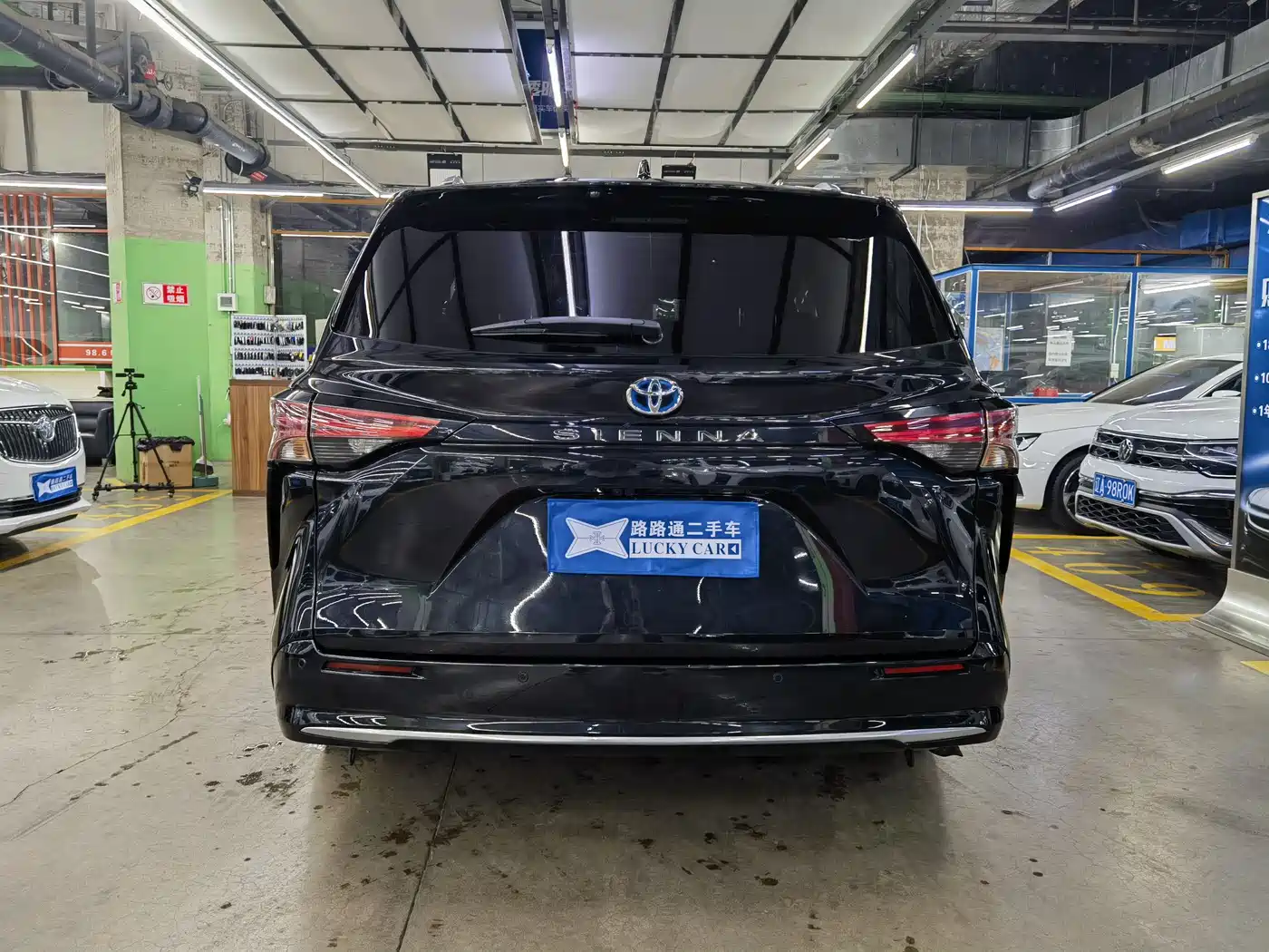Toyota Sienna 2021 2.5L Hybrid Platinum Edition фото 5