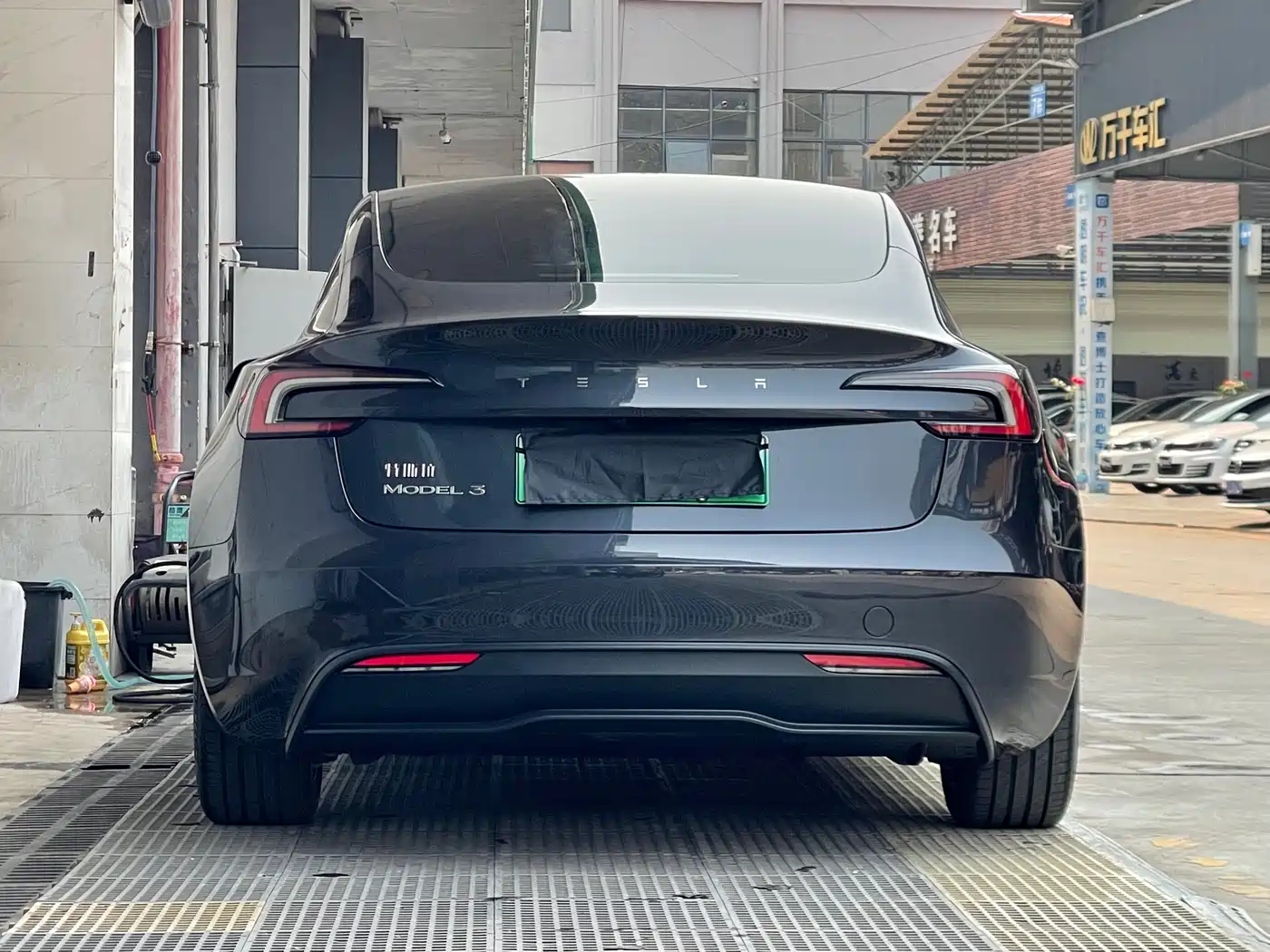 TESLA MODEL 3