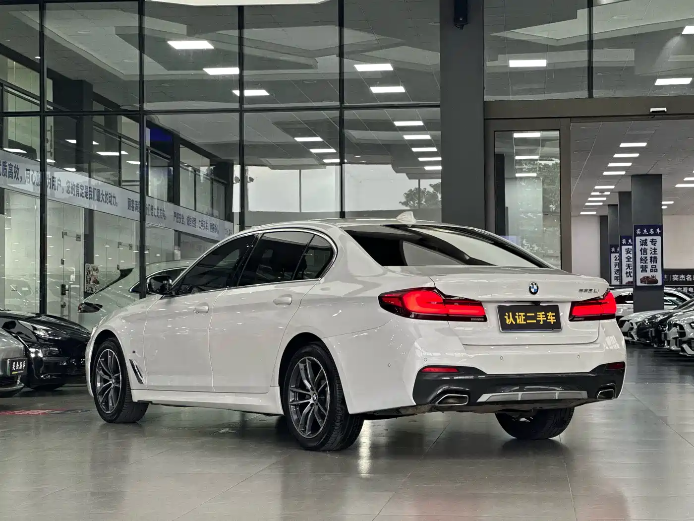 BMW 5 Series 2021 525Li M Sport Package фото 15