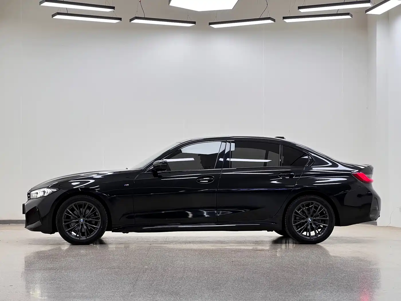 BMW 3 Series 2023 325Li M Sport Black Night Package фото 4