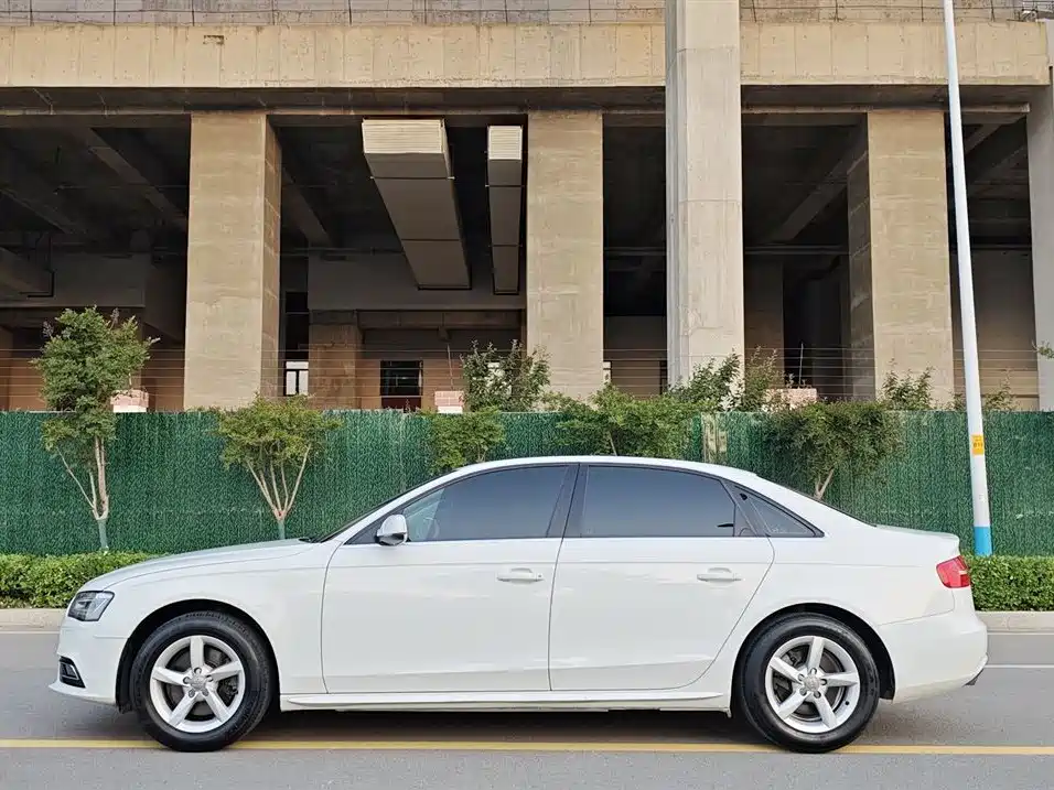 Audi A4L 2013 35 TFSI Automatic Comfort фото 3