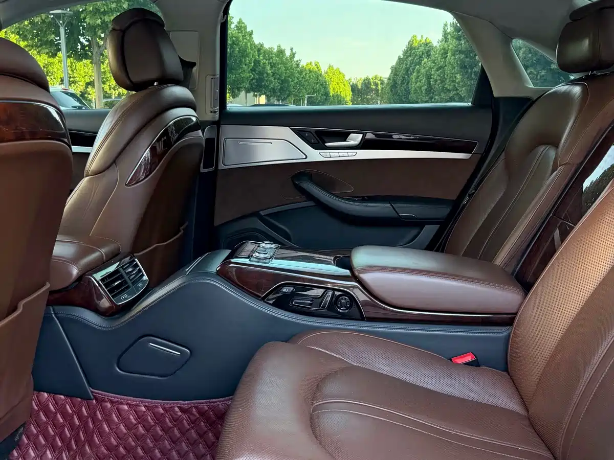 Фото 9 - Audi A8