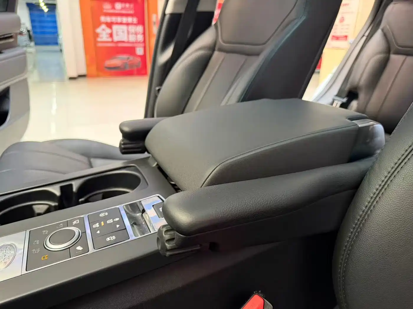 Land Rover Discovery 2018 3.0 SC V6 SE фото 18