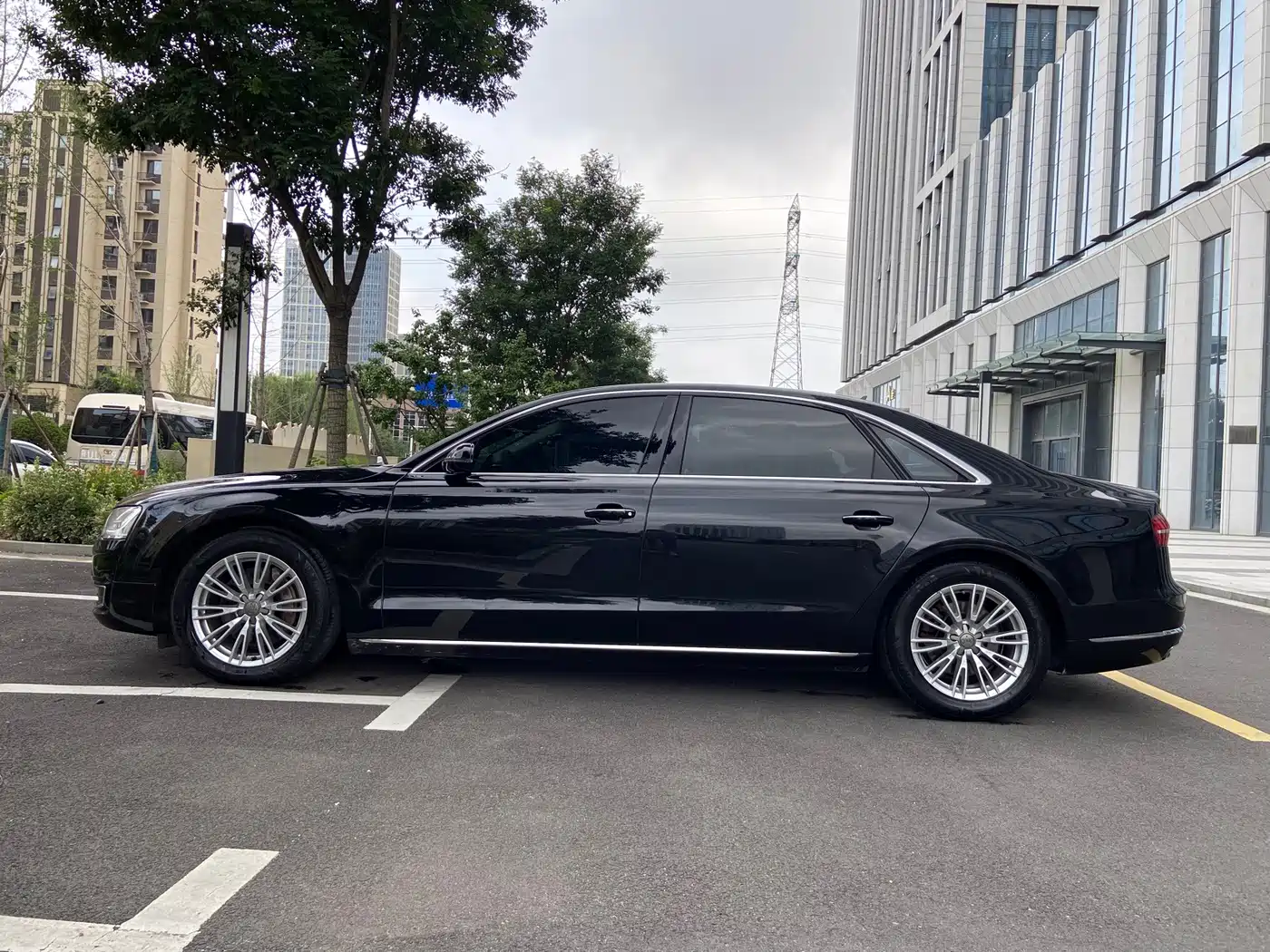 Photo 2 - Audi A8