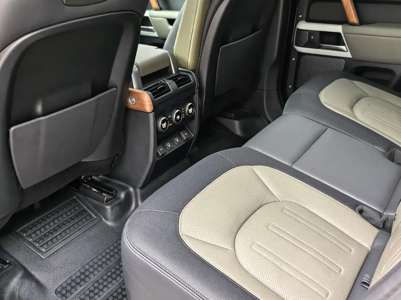 Land Rover Defender 2022 110 P400 X-DYNAMIC HSE фото 18