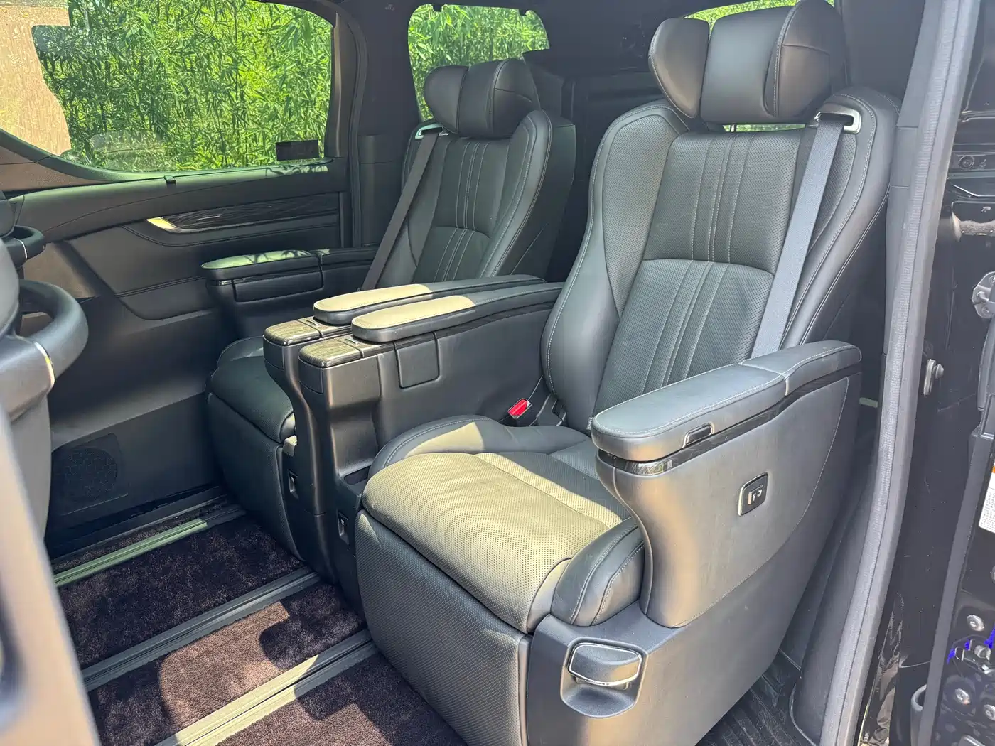 Lexus LM 2020 300h Seven-Seater Elegance Edition фото 5