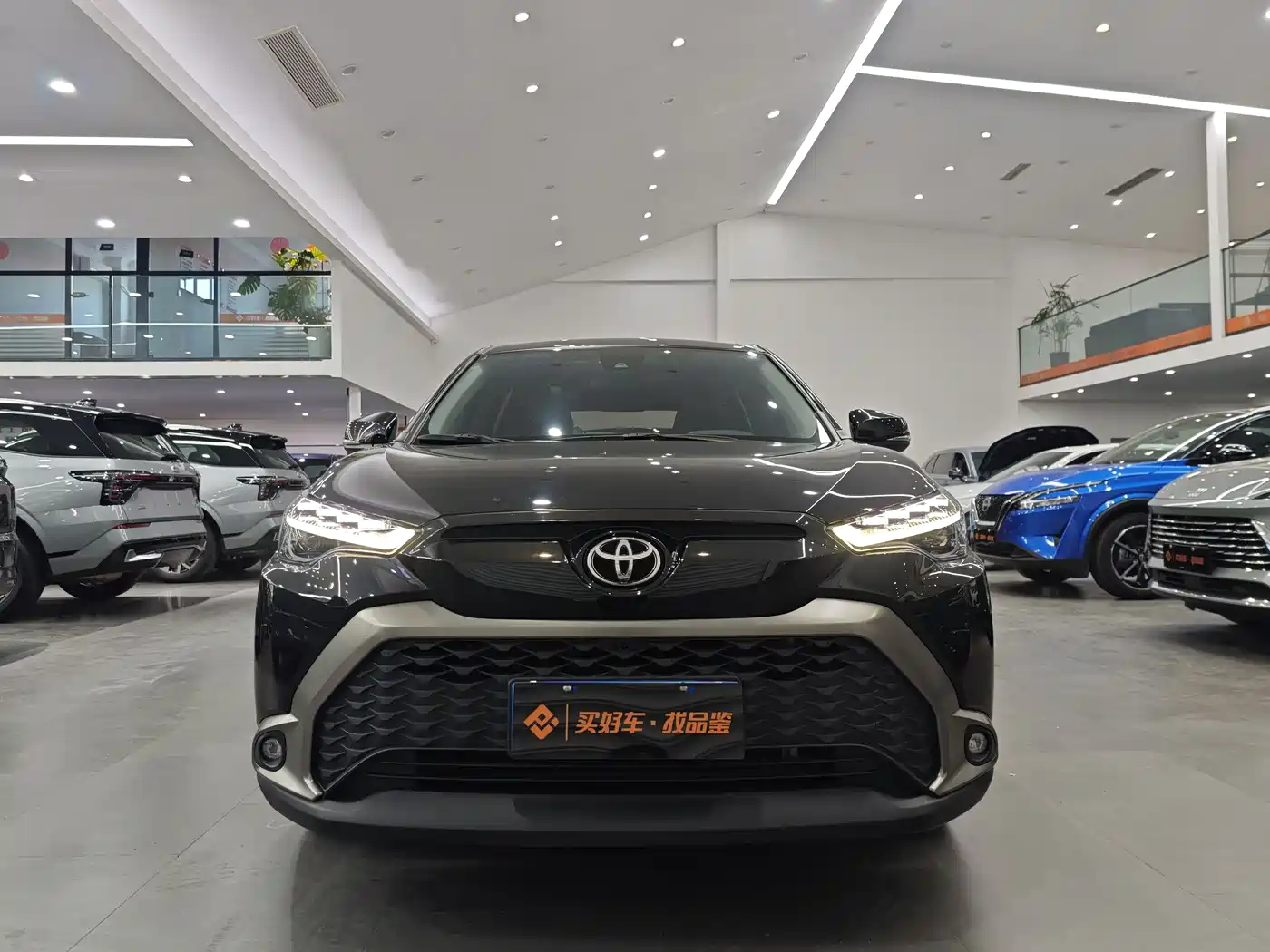 Toyota Frontlander 2022 2.0L CVT Luxury PLUS Edition фото 2