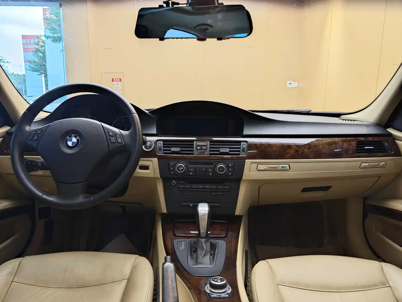BMW 3 Series 2010 320i Luxury фото 21