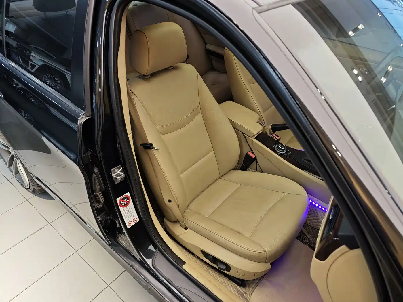 BMW 3 Series 2010 320i Luxury фото 34