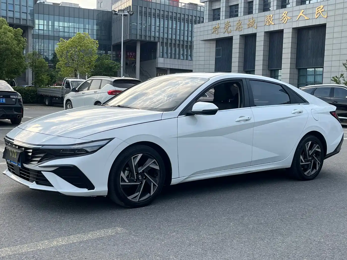 Hyundai Elantra 2023 Model 1.5L CVT LUX Premium Edition фото 3