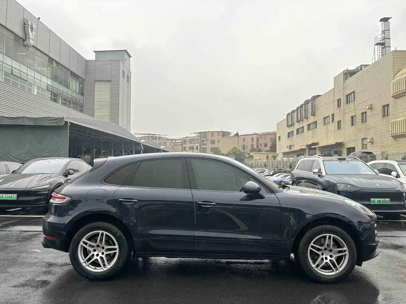 PORSCHE MACAN