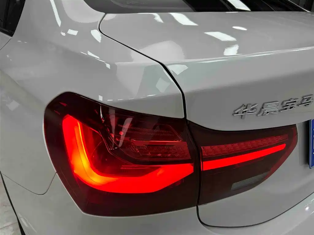 BMW 1 Series 2023 120i M Sport Shadow Edition фото 18