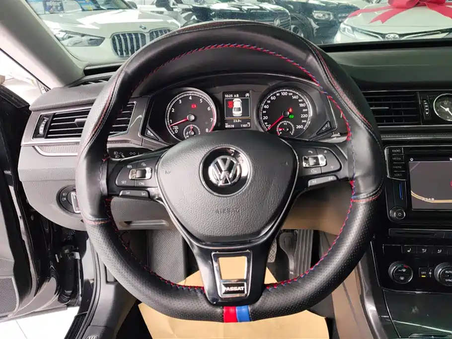 Volkswagen Passat 2017 330TSI DSG Luxury фото 15