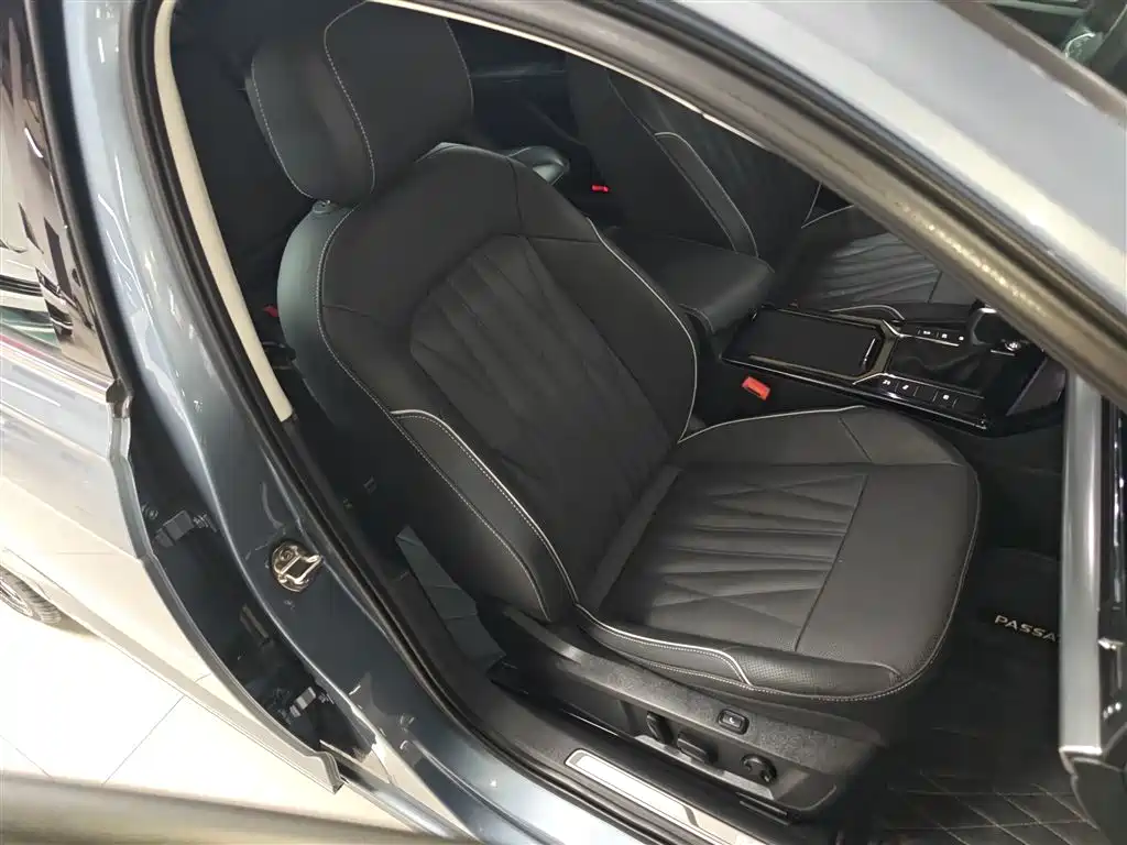 Volkswagen Passat 2022 330TSI Starry Sky Premium Edition фото 24