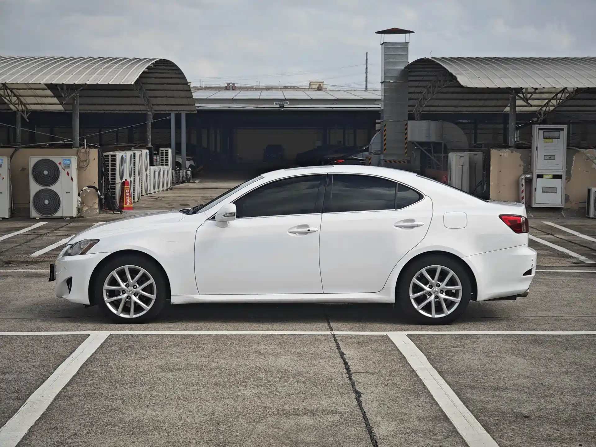 Photo 4 - Lexus IS