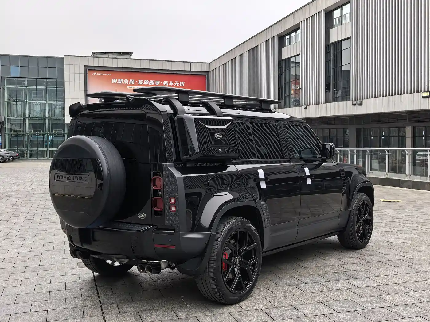 Land Rover Defender 2023 Model 110 3.0T P400 Dark Special Edition фото 18