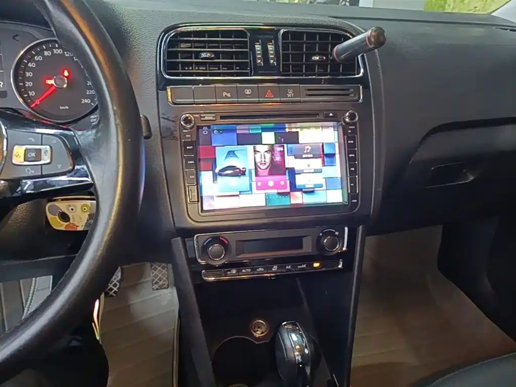 Volkswagen Polo 2014 1.6L Automatic Luxury Edition фото 13