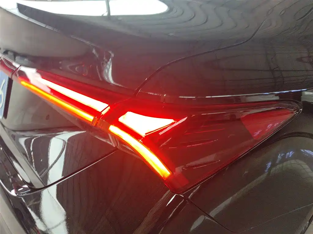 Toyota Avalon 2022 2.0L Luxury Edition фото 8