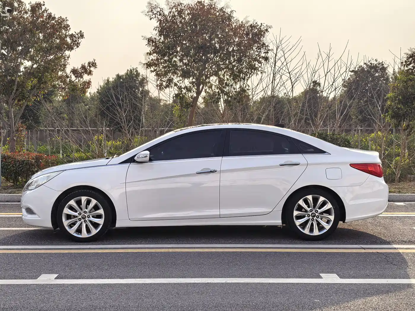 Hyundai Sonata 2011 2.0L Auto Premium Edition фото 9