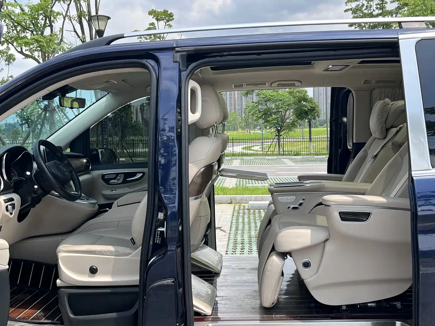 Mercedes-Benz V-Class 2021 V 260 L Long Wheelbase Premium Edition фото 8