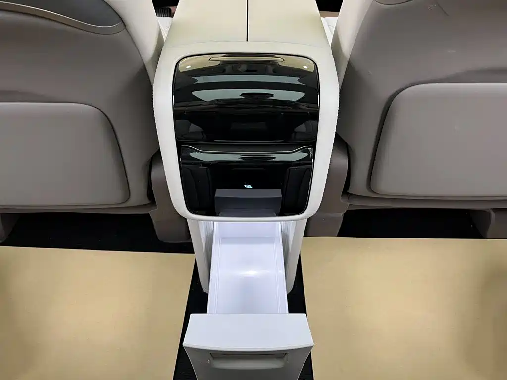 Denza D9 2023 2022 DM-i 970 AWD Flagship