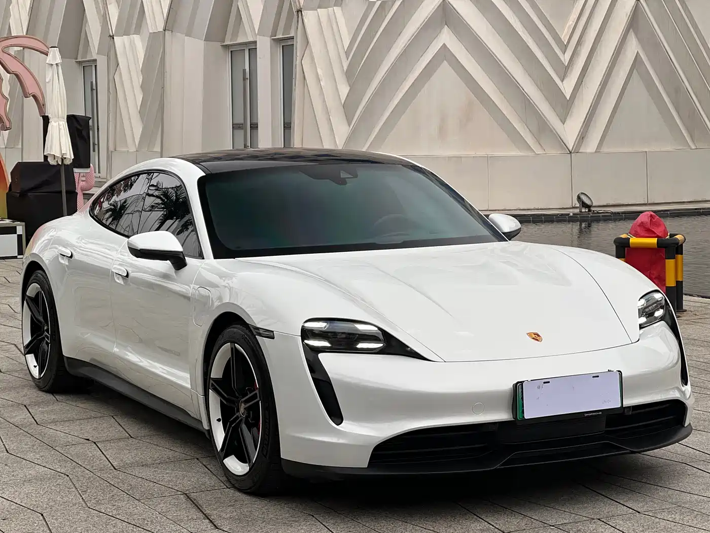 PORSCHE TAYCAN