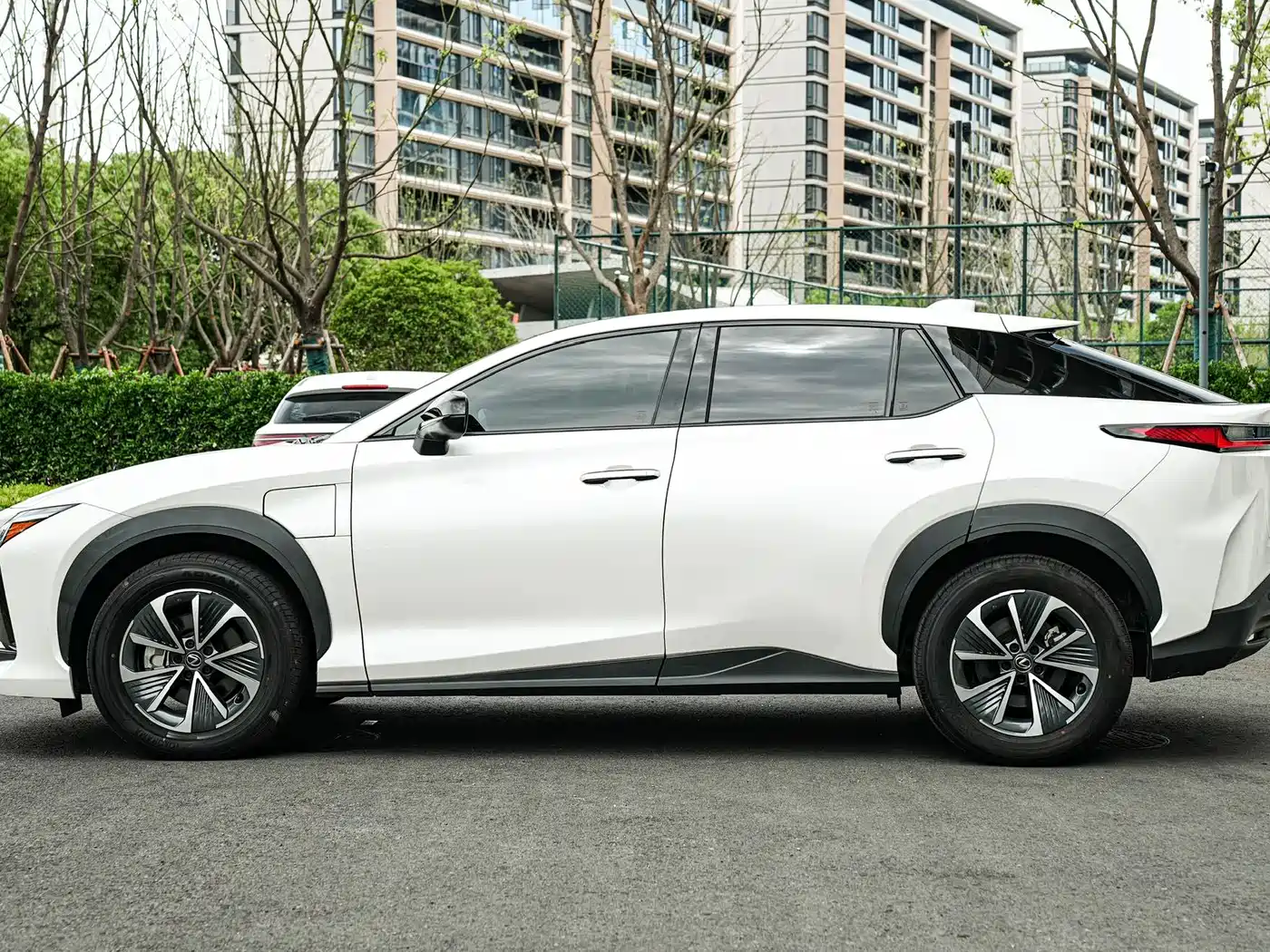 Lexus RZ 2023 450e 4WD Deluxe фото 7