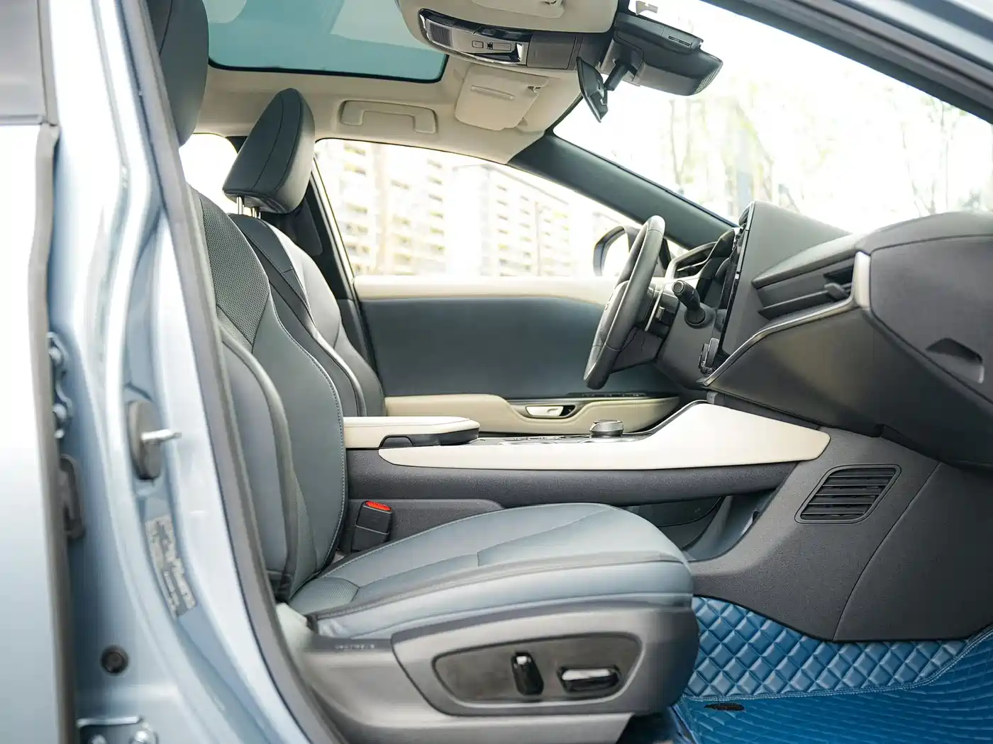 Lexus RZ 2023 450e 4WD Deluxe фото 11