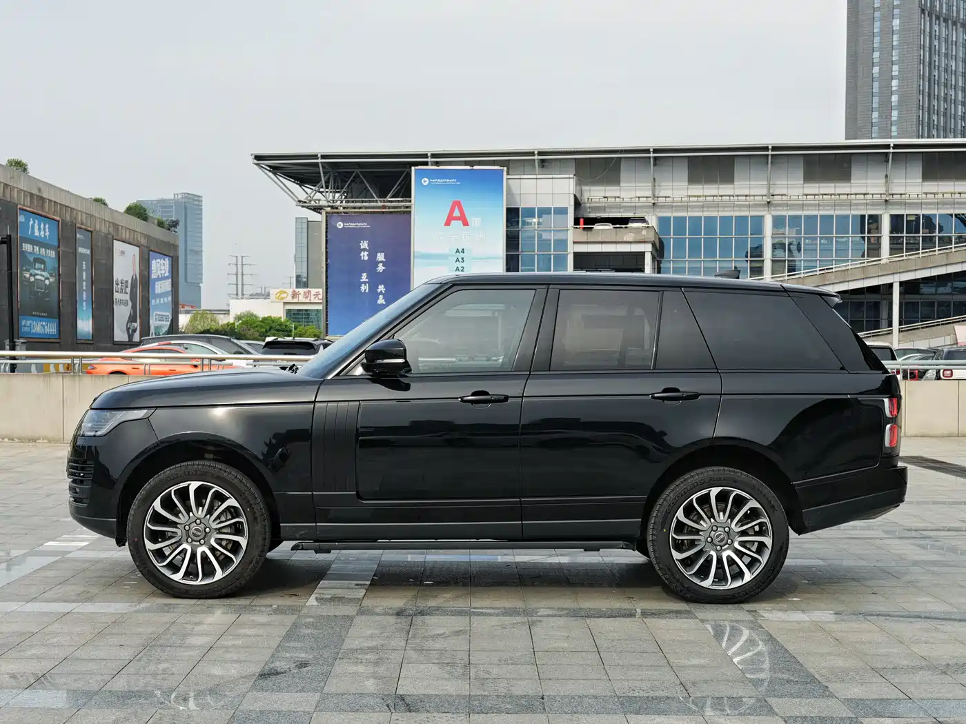 Land Rover Range Rover 2019 3.0 SC V6 Golden Age Edition фото 3