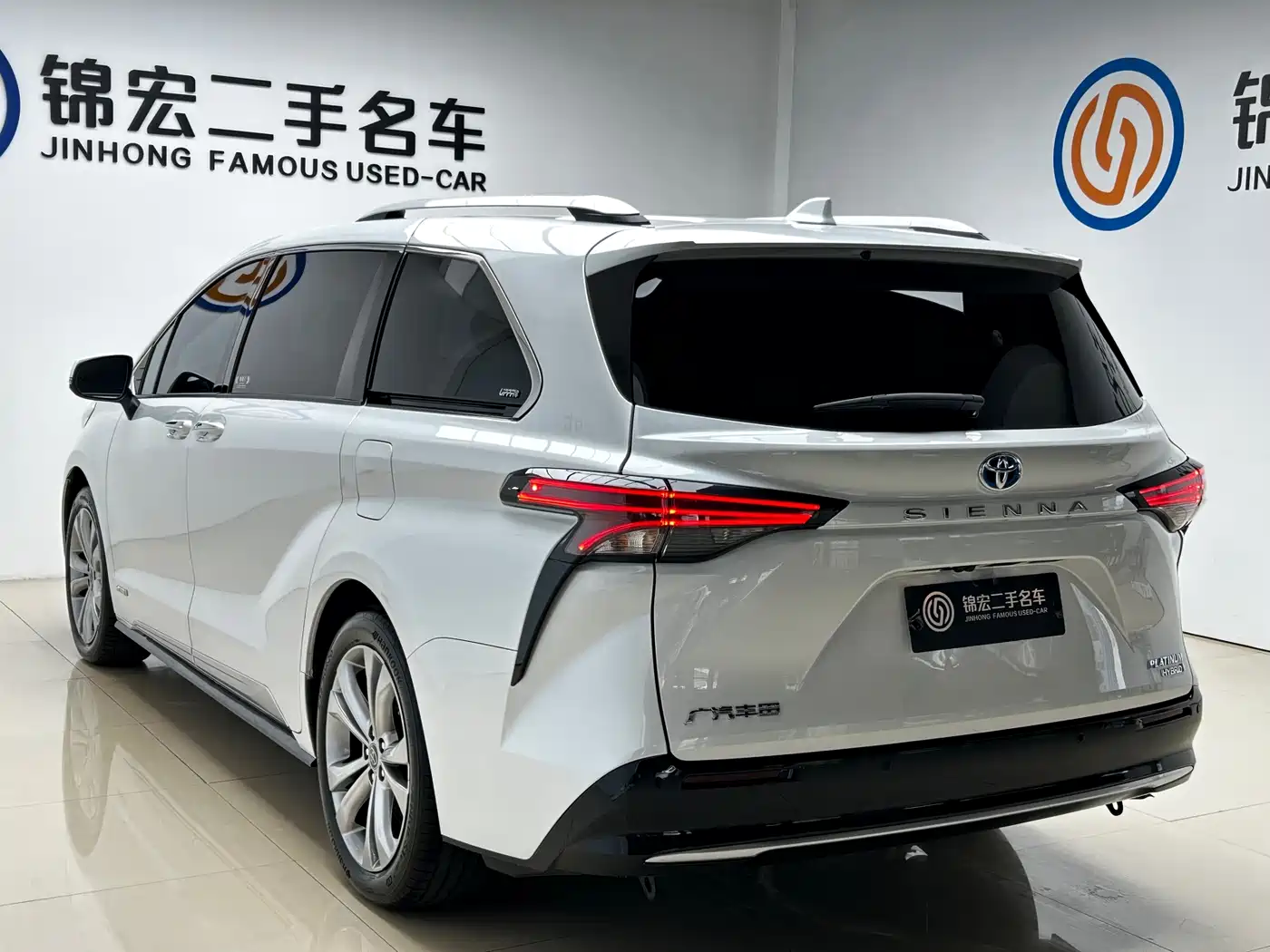 Toyota Sienna 2024 2.5L Hybrid Platinum Edition фото 29