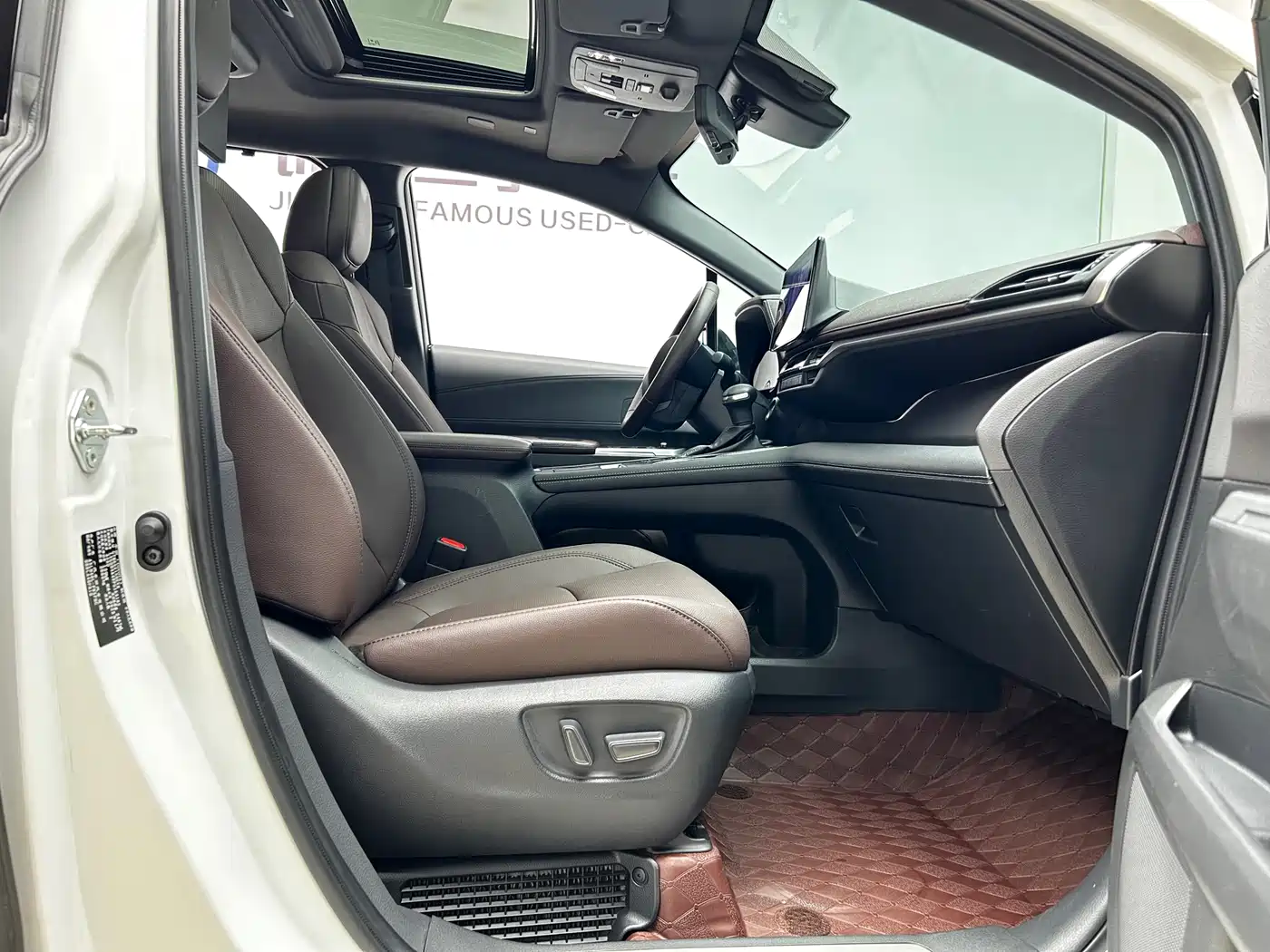 Toyota Sienna 2024 2.5L Hybrid Platinum Edition фото 22
