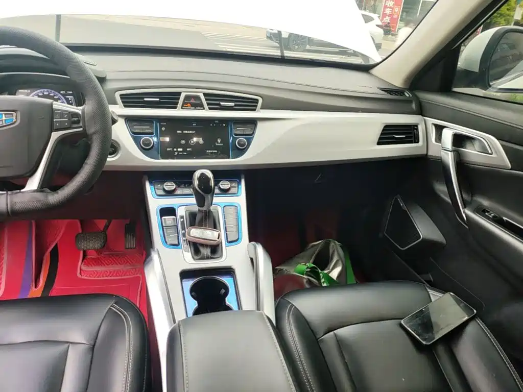 Фото 13 - Geely Atlas