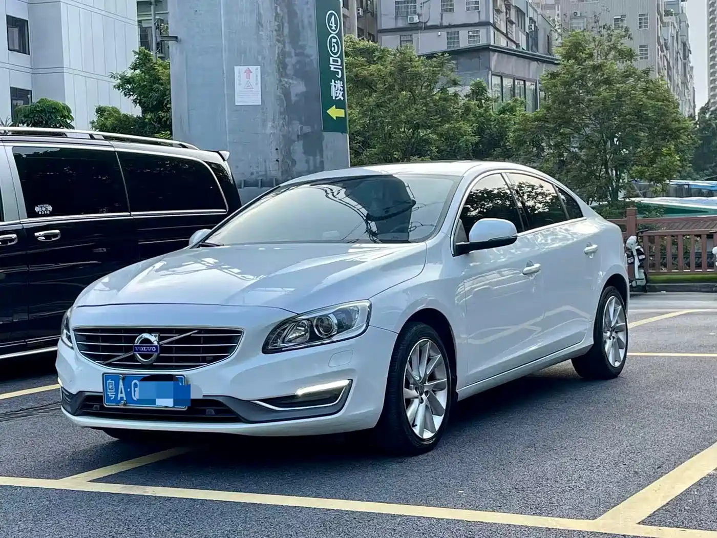 Фото 1 - Volvo S60