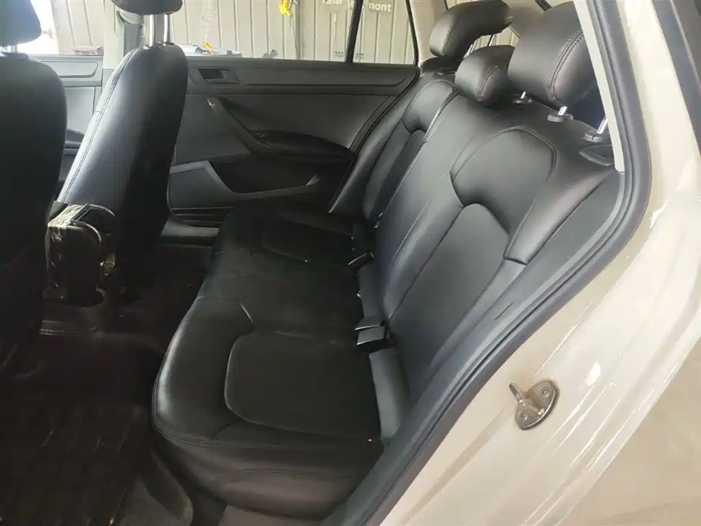 Škoda Skoda Rapid Spaceback 2016 1.6L Automatic Advance Edition фото 17
