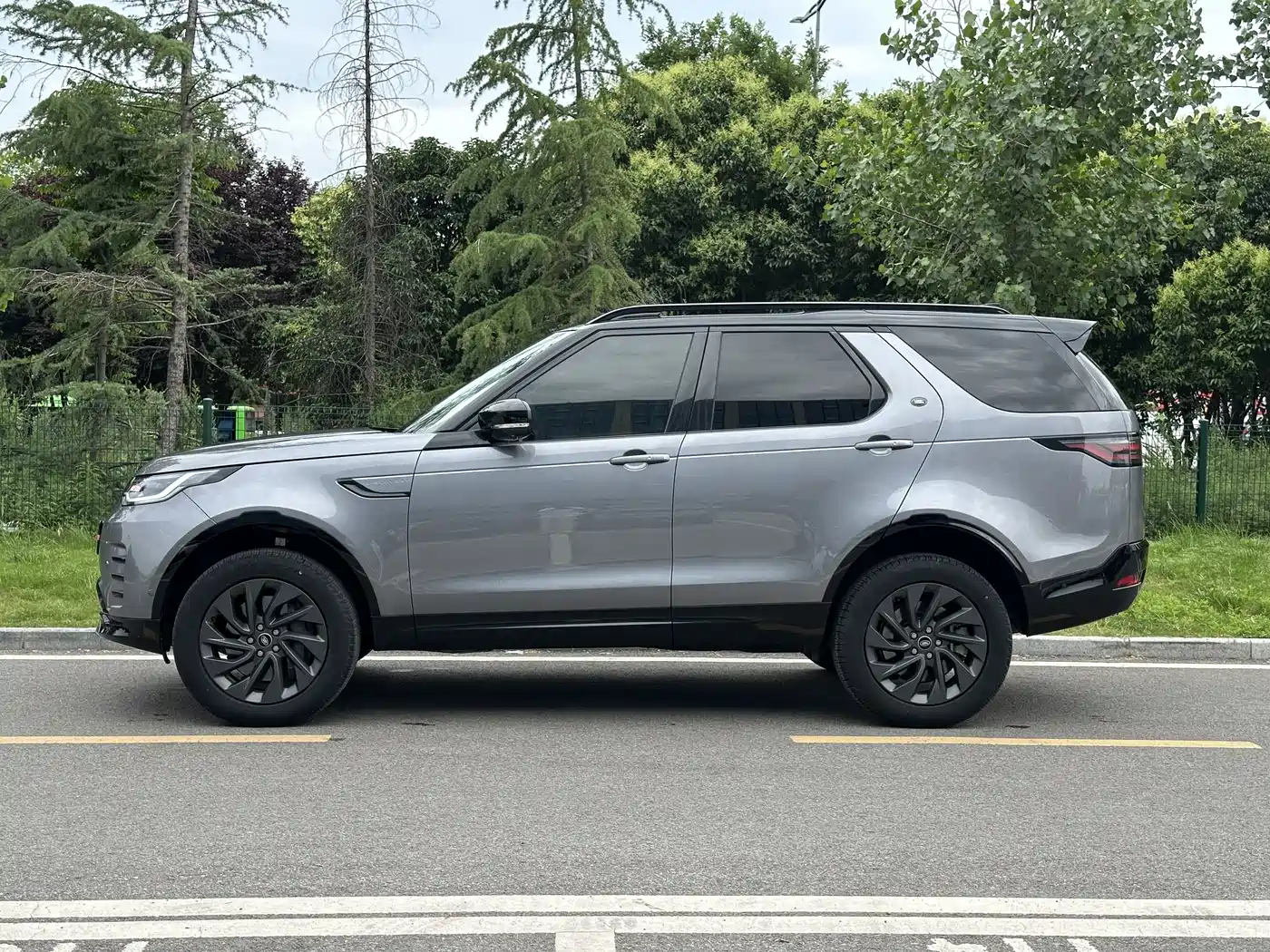 Land Rover Discovery 2023 360PS R-Dynamic SE фото 4