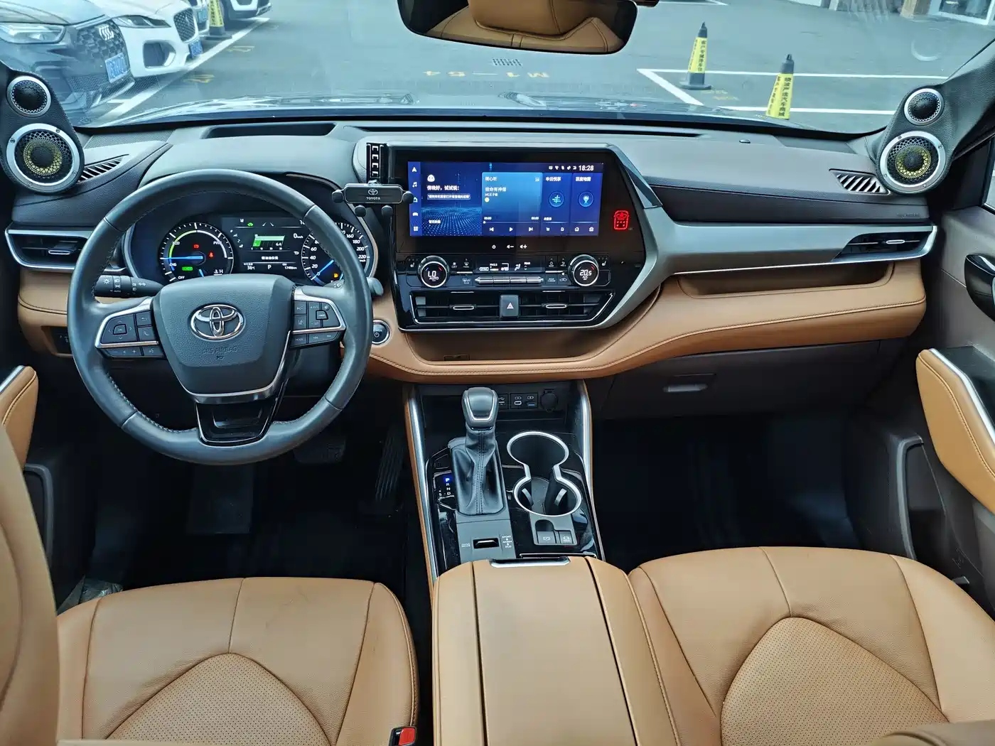 Toyota Highlander 2023 2.5L Smart Hybrid Dual Engine AWD Premium 7-Seater фото 9