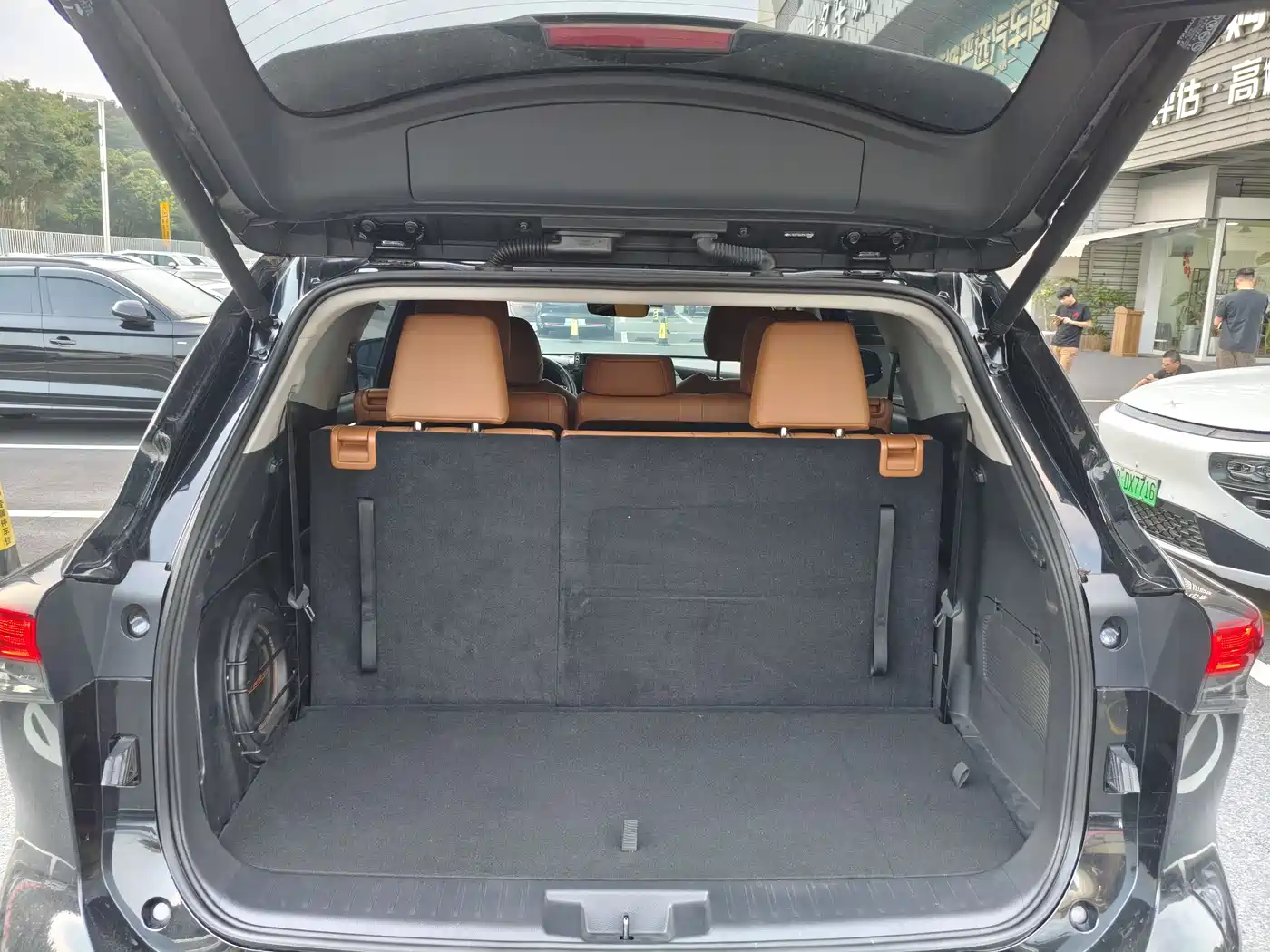 Toyota Highlander 2023 2.5L Smart Hybrid Dual Engine AWD Premium 7-Seater фото 13