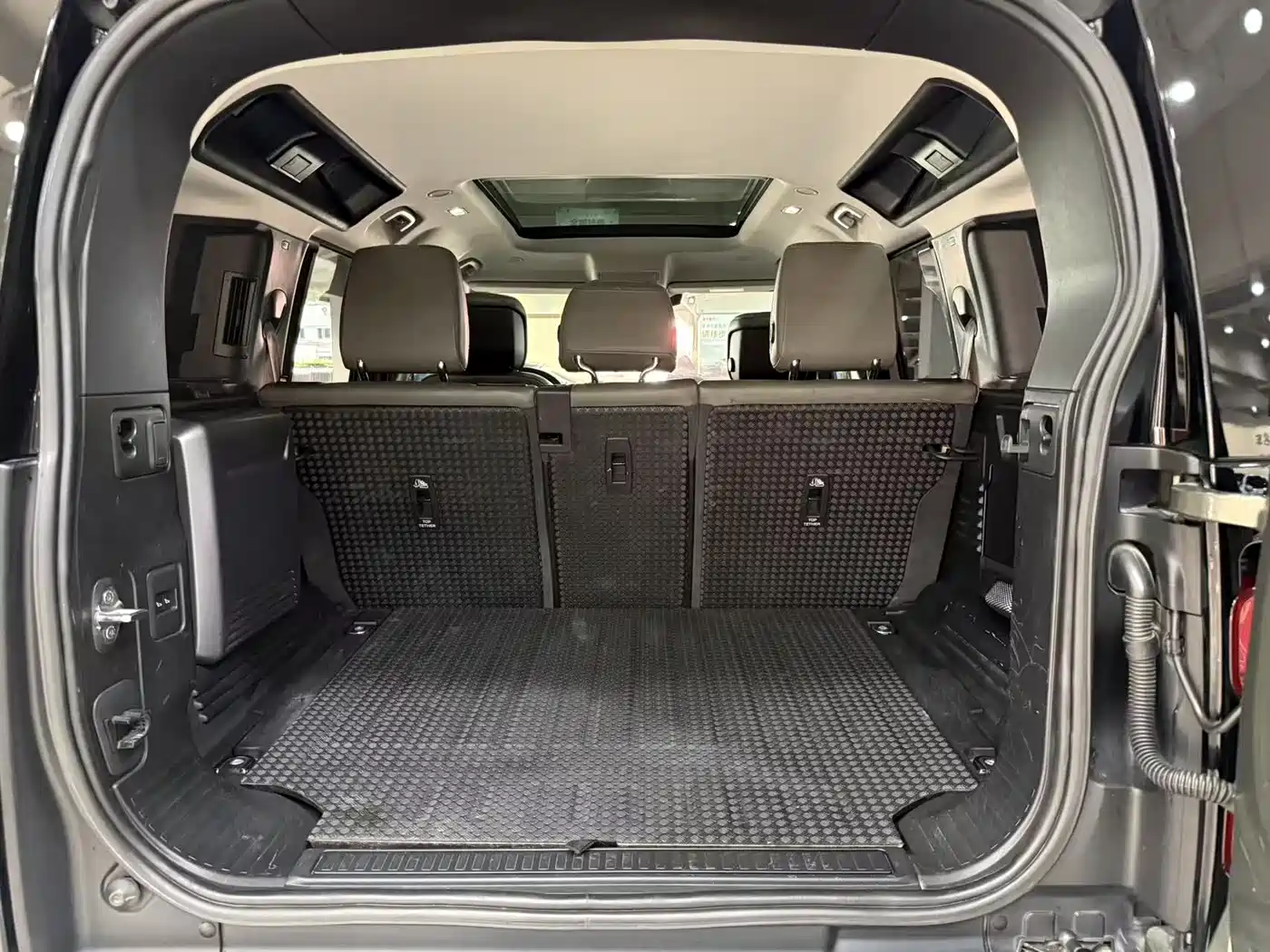 Land Rover Defender 2020 Model 110 P400 HSE фото 16
