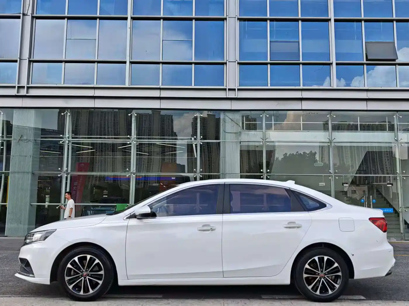 Roewe i6 New Energy 2020 2019 PLUS 50T 4G Connected Glory Luxury Edition