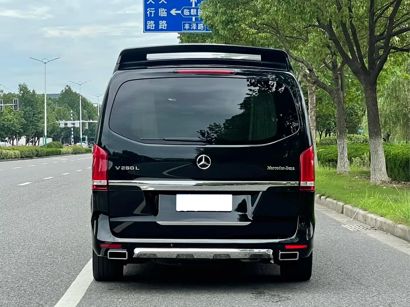 Mercedes-Benz V-Class 2017 Model V 260 L Premium Extended Edition фото 5
