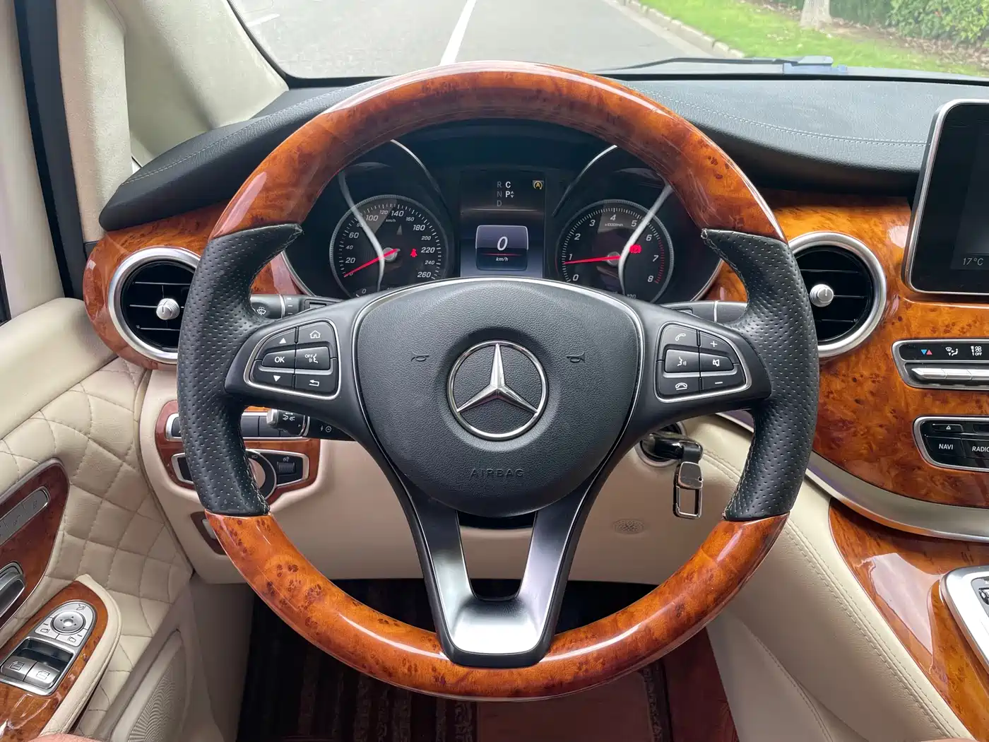 Mercedes-Benz V-Class 2017 Model V 260 L Premium Extended Edition фото 15
