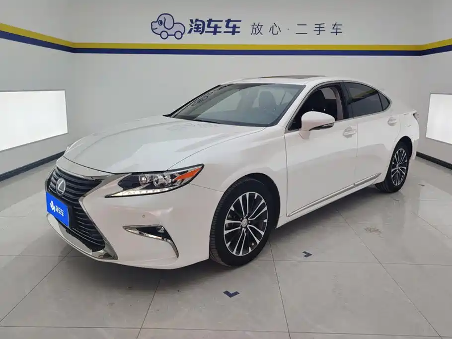 Фото 1 - Lexus ES