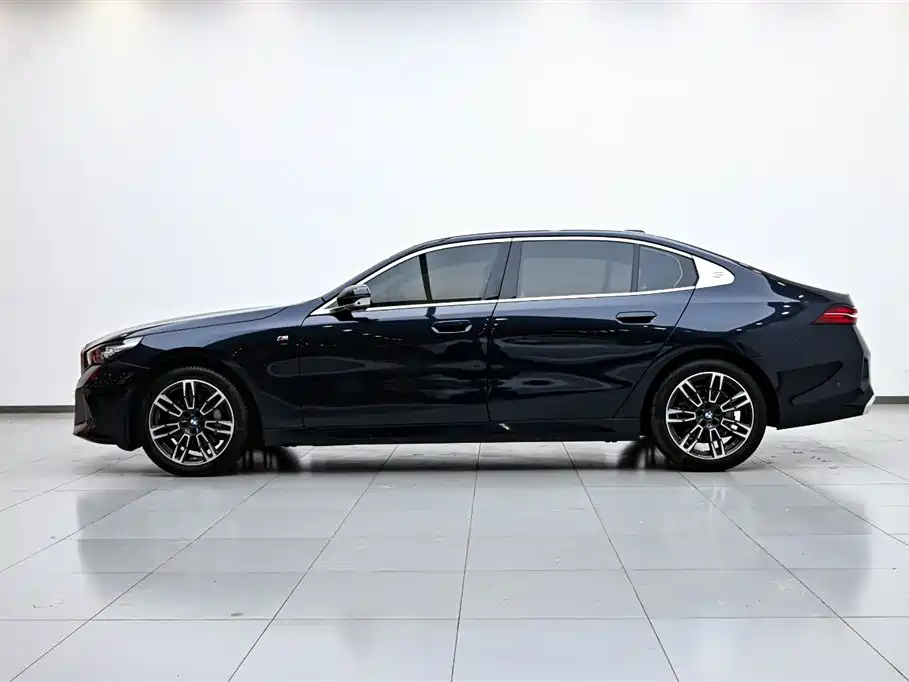 BMW 5 Series 2024 530Li Leading M Sport Package фото 5