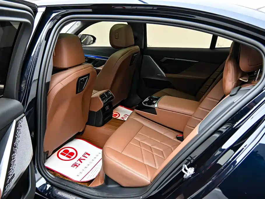BMW 5 Series 2024 530Li Leading M Sport Package фото 13