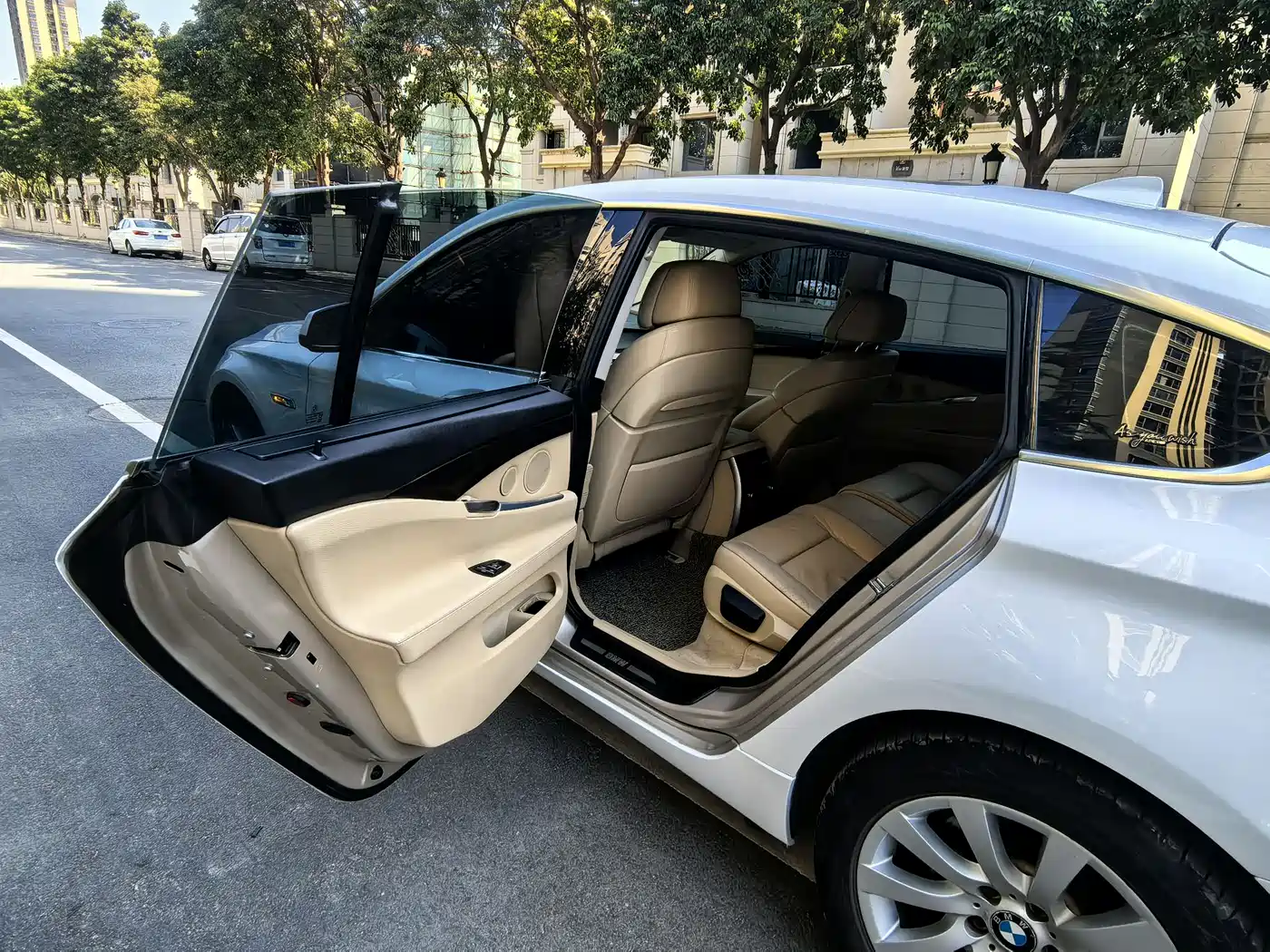 BMW 5 Series GT 2013 535i xDrive Luxury фото 8