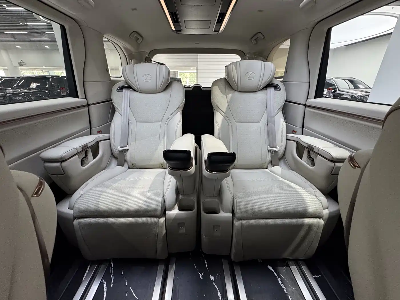 Lexus LM 2023 500h 6-Seater Prestige Edition фото 18