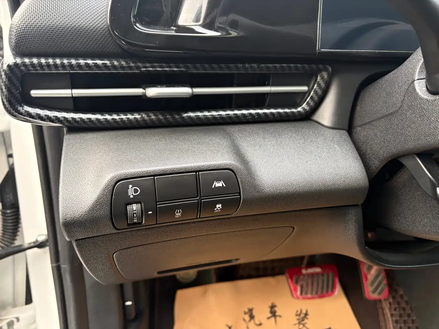 Hyundai Elantra 2022 1.5L CVT LUX Premium Edition фото 10