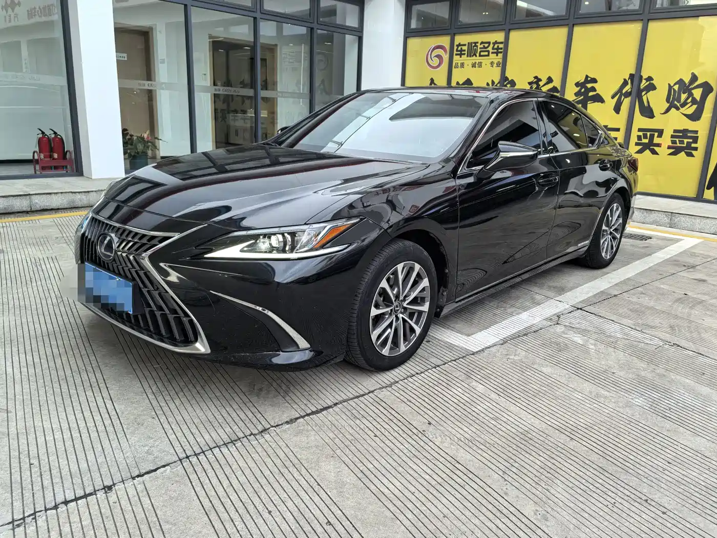 Фото 1 - Lexus ES